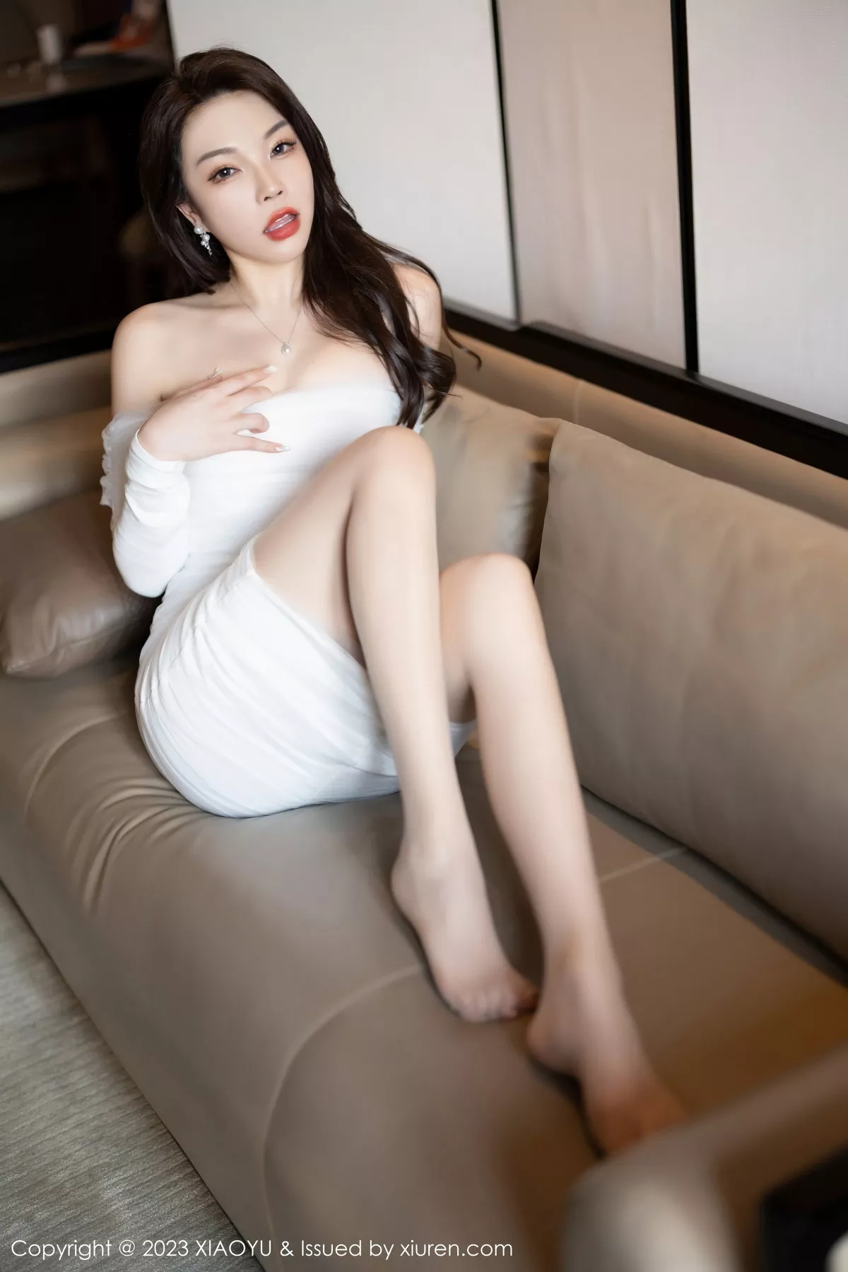 秀人集.com_[XiaoYu画语界]Vol.957_女神徐莉芝Booty白色露肩连衣裙配超薄肉丝秀娇美身段诱惑写真94P