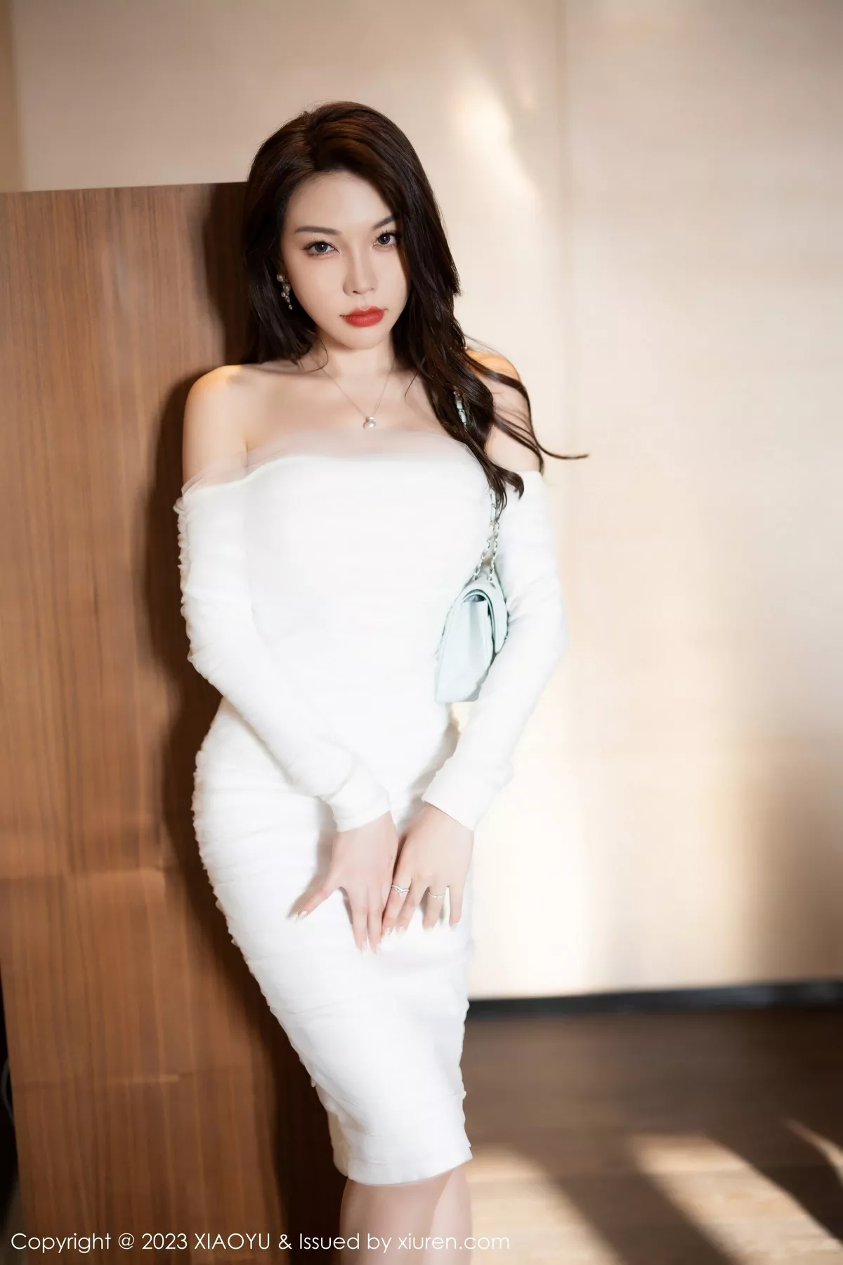 秀人集.com_[XiaoYu画语界]Vol.957_女神徐莉芝Booty白色露肩连衣裙配超薄肉丝秀娇美身段诱惑写真94P