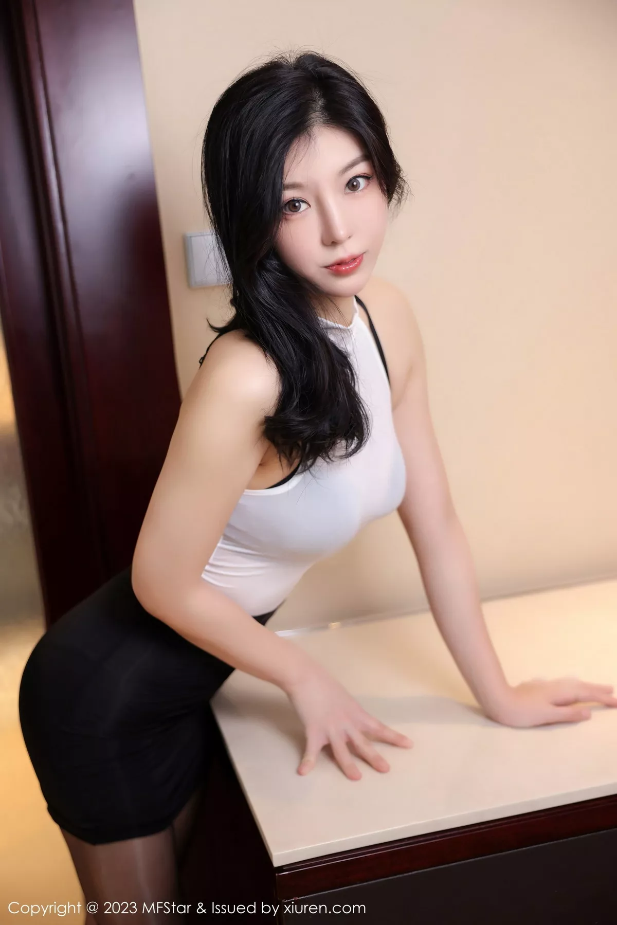 秀人集.com_[MFStar模范学院]Vol.584_模特人间荒糖白色轻透衣配黑短裙露黑色内衣超薄黑丝魅惑写真51P