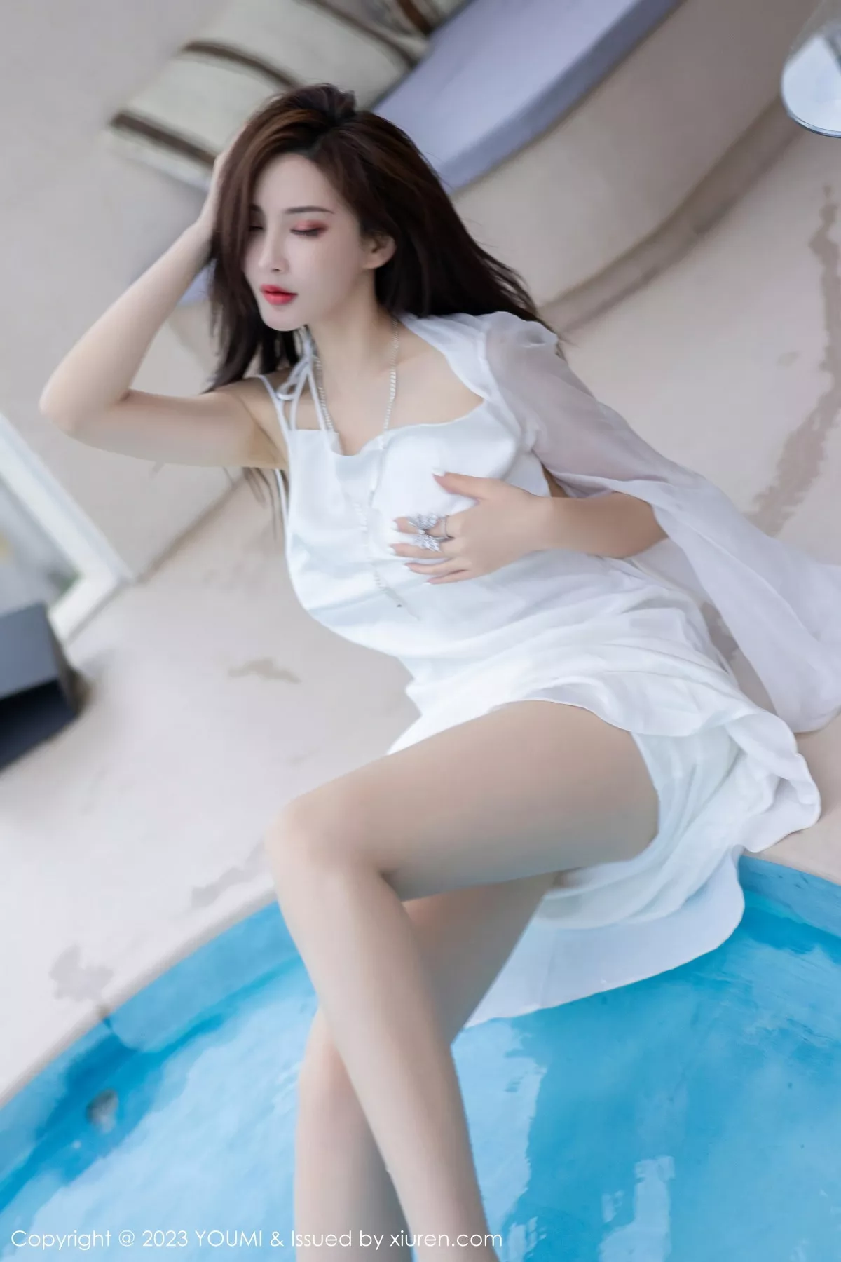 秀人集.com_[YouMi尤蜜荟]Vol.897_女神Carol周妍希泳池性感白色吊带长裙湿身秀完美身材诱惑写真74P