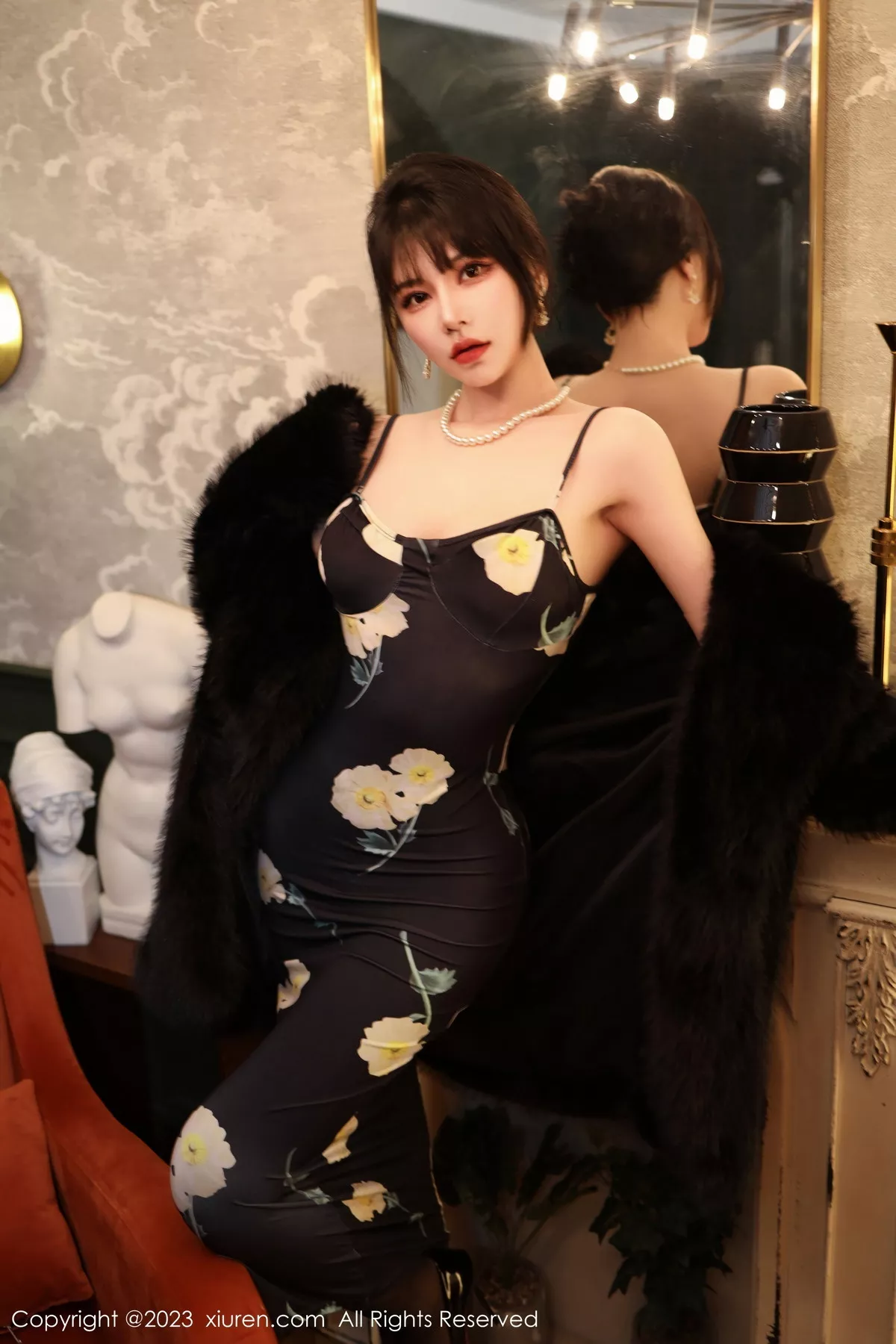 秀人集.com_[XiuRen秀人网]No.6220_模特桃桃子性感黑色吊带裙配超薄无内黑丝秀完美身材美艳写真85P