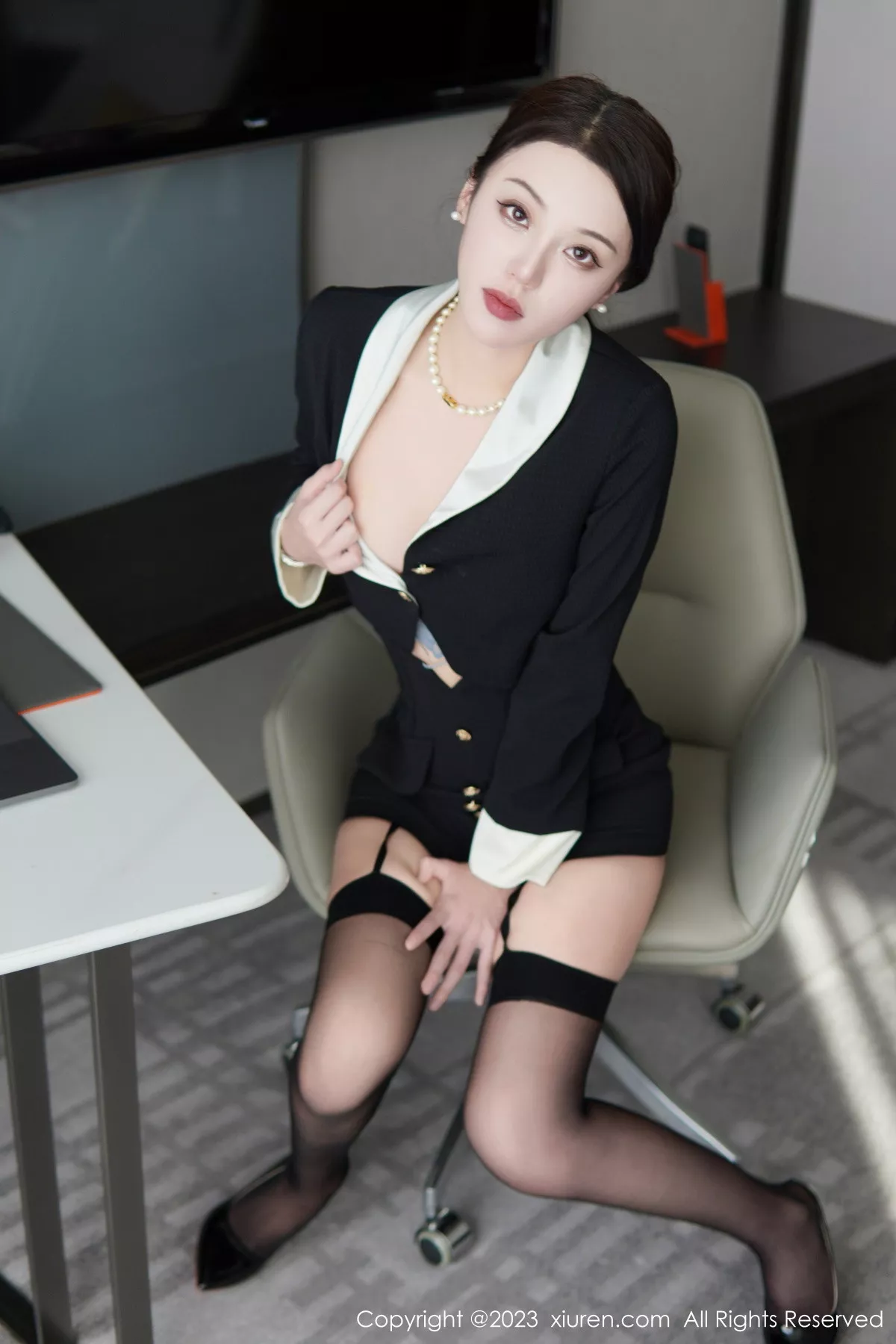 秀人集.com_[XiuRen秀人网]No.6231_模特米娜MnaL性感OL装扮半脱露蕾丝内衣配黑丝吊袜诱惑写真83P