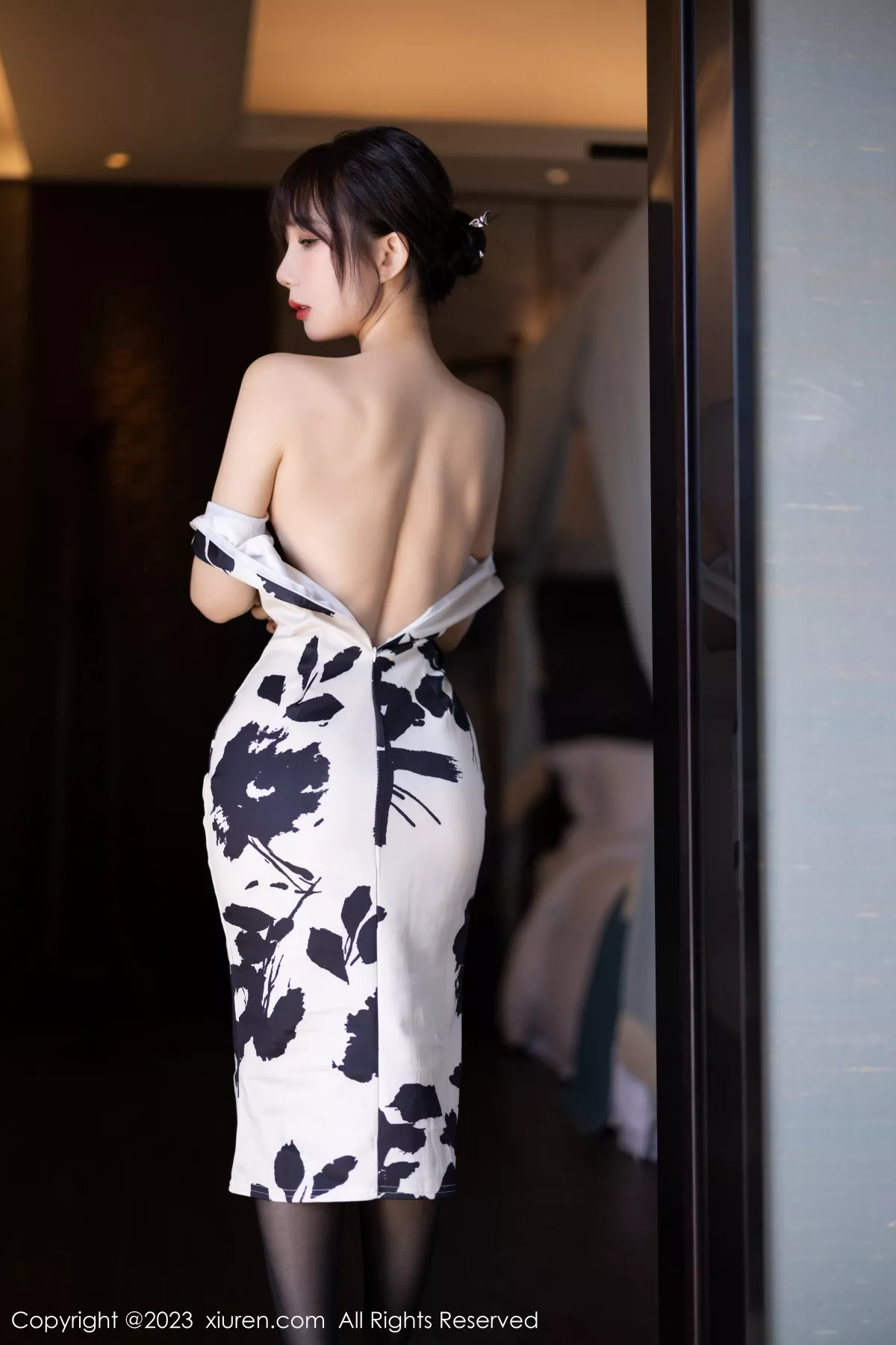 秀人集.com_[XiuRen秀人网]No.6241_模特波巧酱脱白色带图案旗袍露性感黑色蕾丝内衣迷人诱惑写真88P