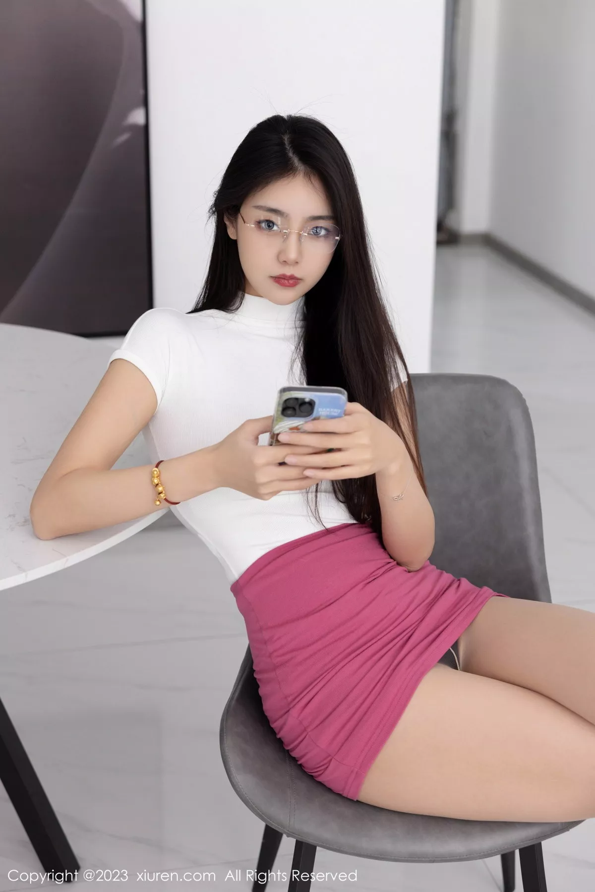 秀人集.com_[XiuRen秀人网]No.6239_模特可乐Vicky性感白色收身衣配红短裙超薄肉丝秀美腿诱惑写真77P