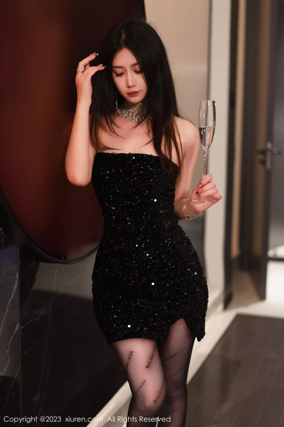 秀人集.com_[XiuRen秀人网]No.6244_模特laura阿姣黑色露肩连衣短裙配超薄黑丝秀翘臀美腿诱惑写真90P