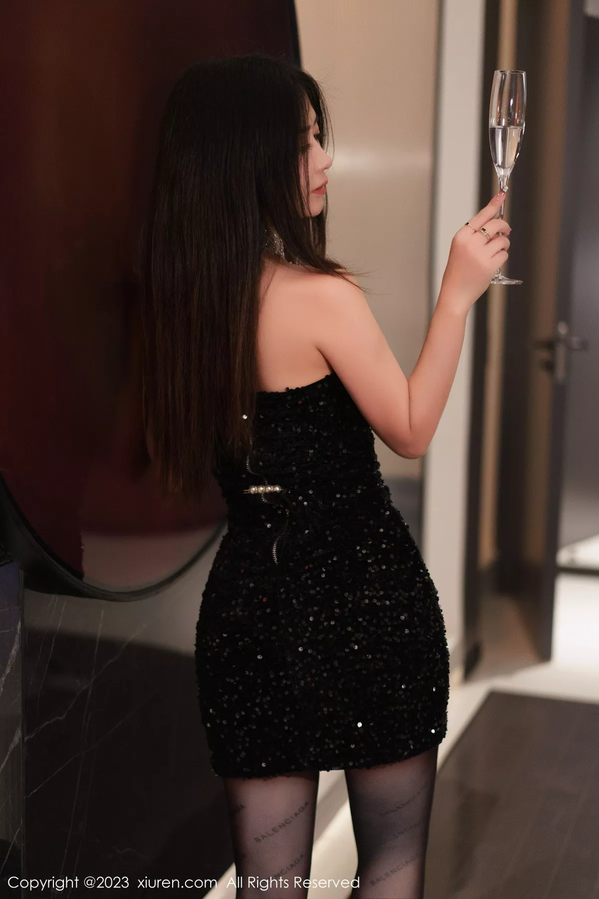 秀人集.com_[XiuRen秀人网]No.6244_模特laura阿姣黑色露肩连衣短裙配超薄黑丝秀翘臀美腿诱惑写真90P