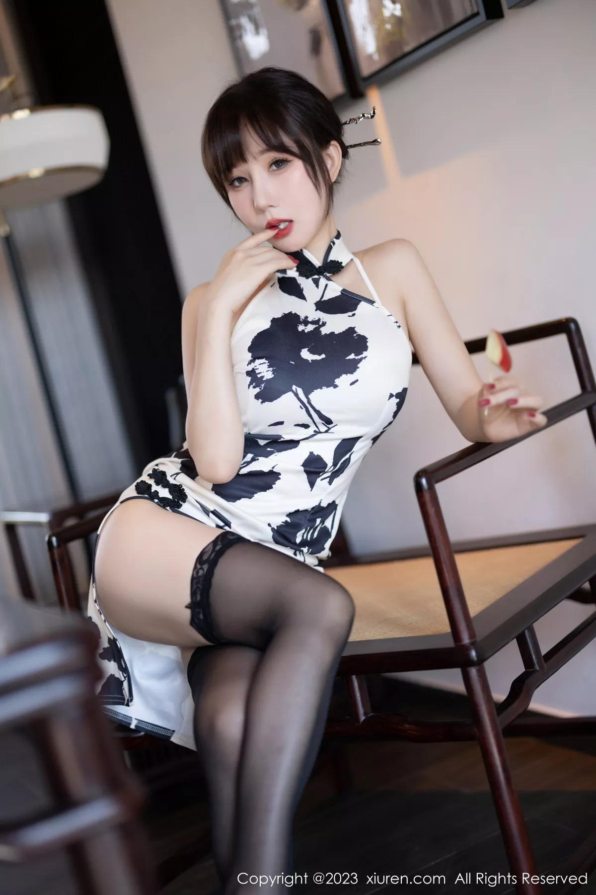 秀人集.com_[XiuRen秀人网]No.6241_模特波巧酱脱白色带图案旗袍露性感黑色蕾丝内衣迷人诱惑写真88P