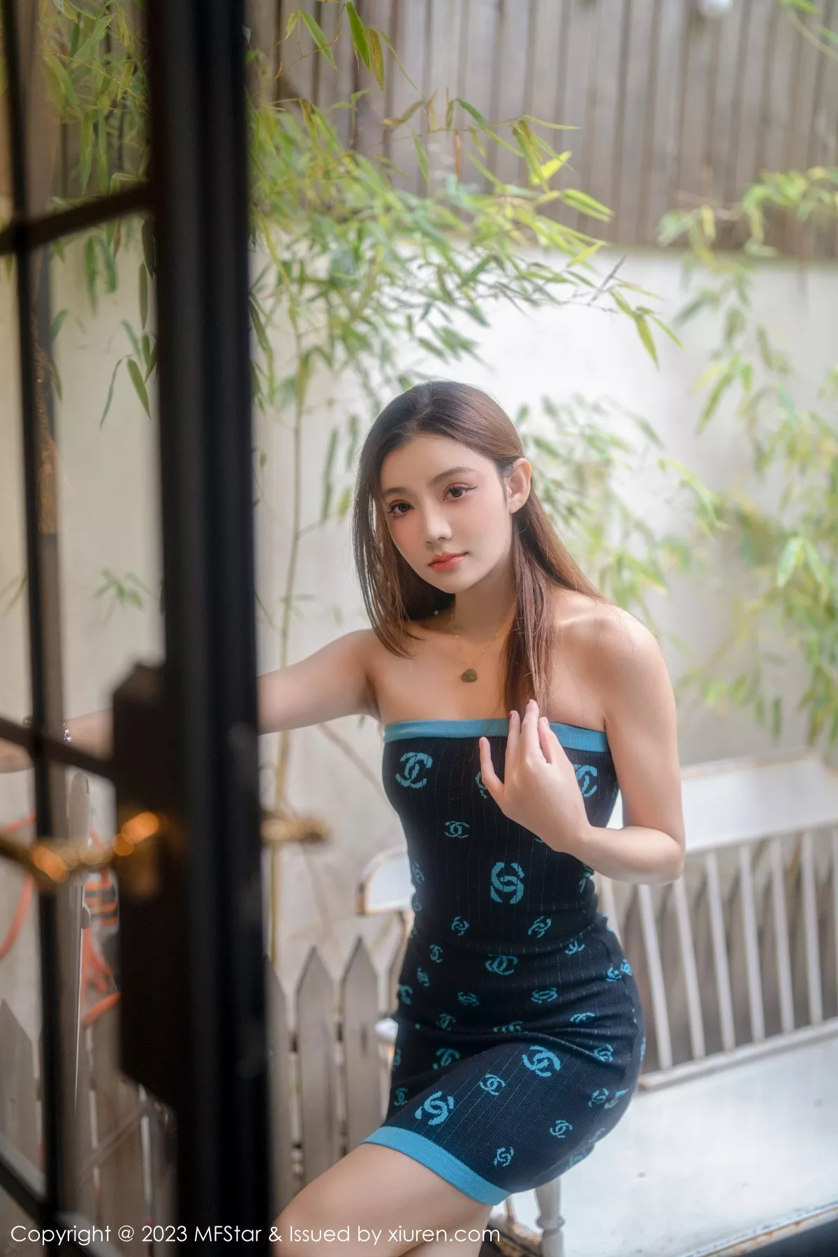秀人集.com_[MFStar模范学院]Vol.586_新人模特加朵babe深色露肩连衣短裙秀魔鬼般凹凸身材诱惑写真73P