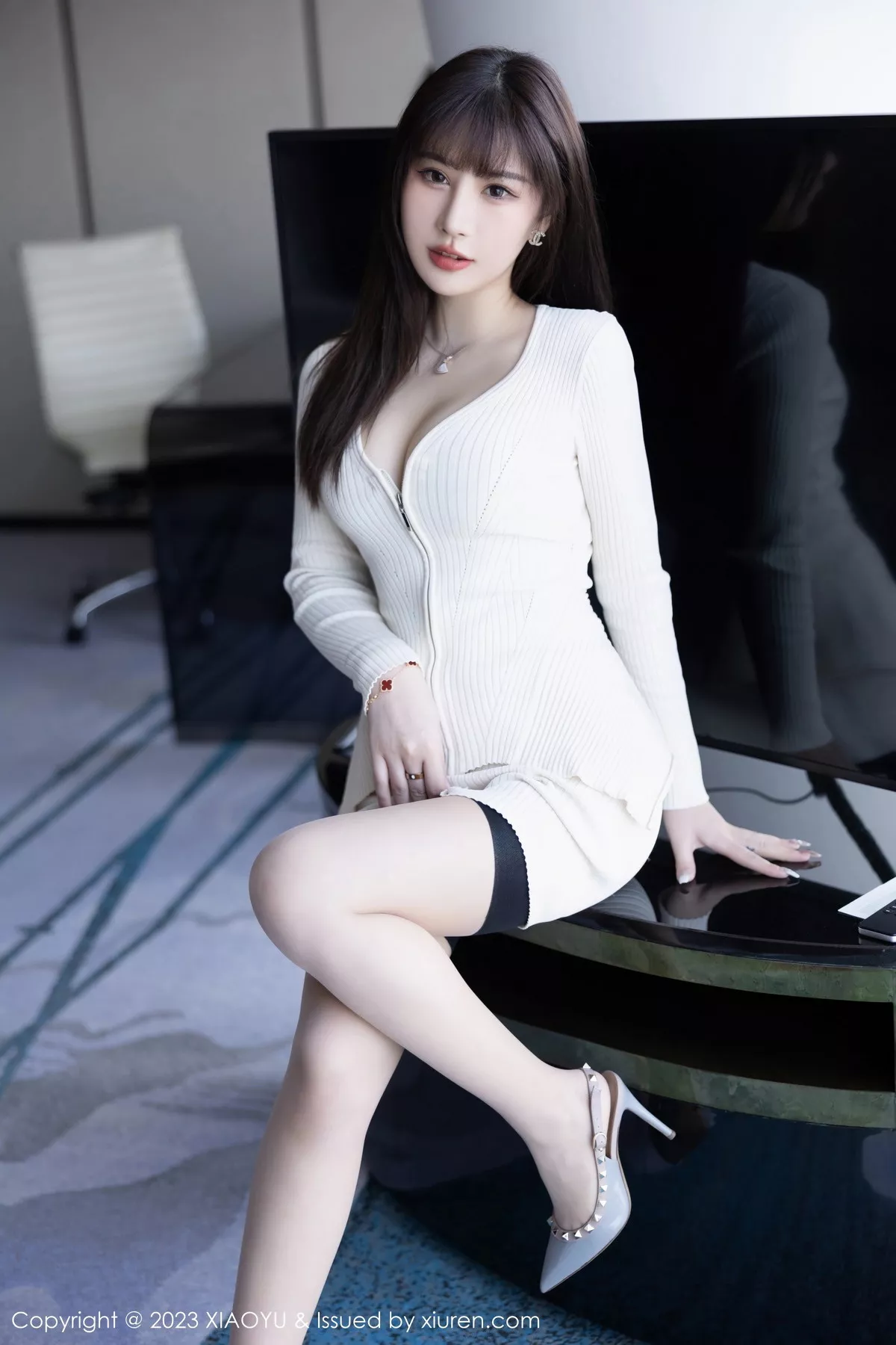 秀人集.com_[XiaoYu画语界]Vol.966_模特张欣欣性感白色开胸衣配肉丝吊袜秀曼妙身姿迷人诱惑写真87P
