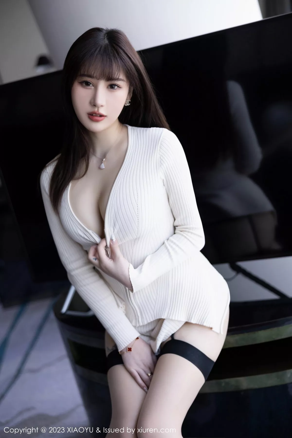 秀人集.com_[XiaoYu画语界]Vol.966_模特张欣欣性感白色开胸衣配肉丝吊袜秀曼妙身姿迷人诱惑写真87P