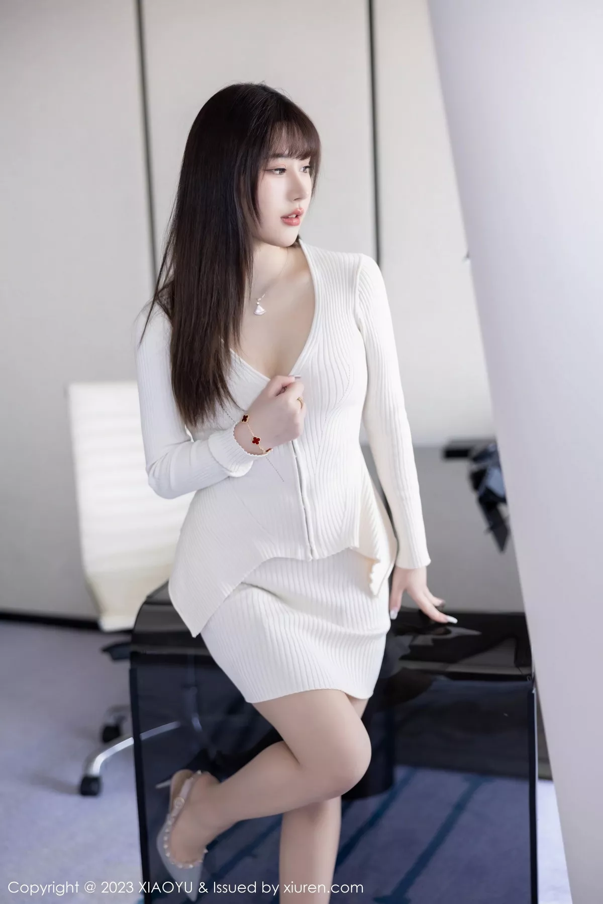 秀人集.com_[XiaoYu画语界]Vol.966_模特张欣欣性感白色开胸衣配肉丝吊袜秀曼妙身姿迷人诱惑写真87P
