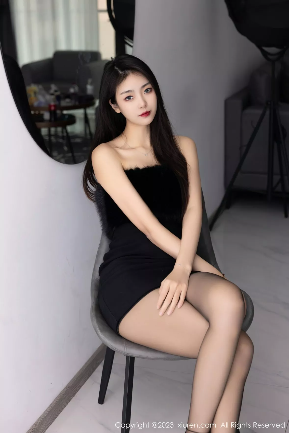 秀人集.com_[XiuRen秀人网]No.6275_模特可乐Vicky黑色露肩连衣短裙配超薄黑丝秀苗条身材性感写真60P