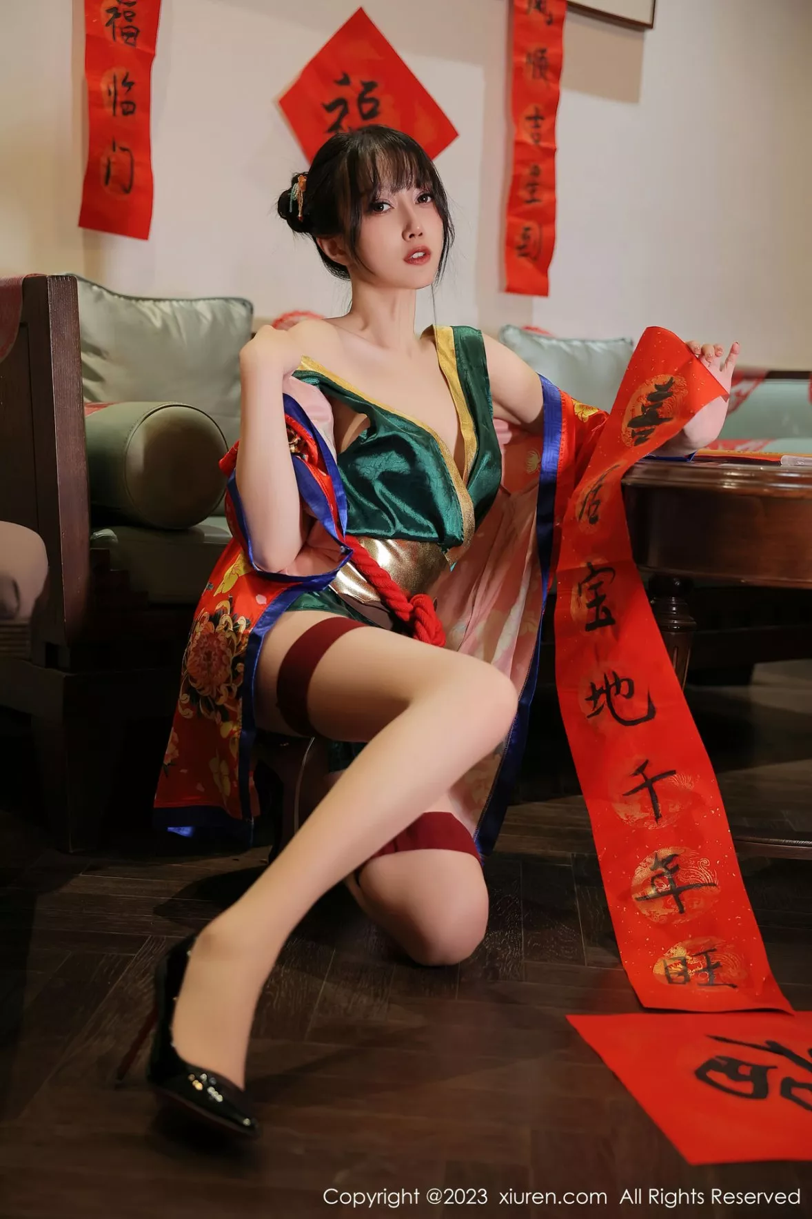 秀人集.com_[XiuRen秀人网]No.6167_模特玥儿玥新春主题私房半脱露曼妙身姿对联遮身撩人诱惑写真57P