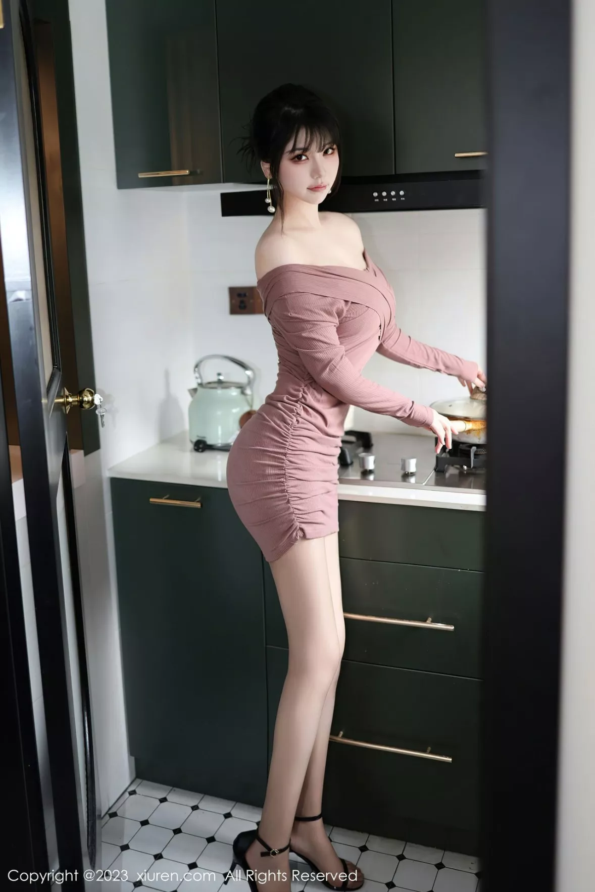 秀人集.com_[XiuRen秀人网]No.6178_模特桃桃子_私房性感厨娘装扮超薄无内肉丝秀翘臀美腿诱惑写真82P