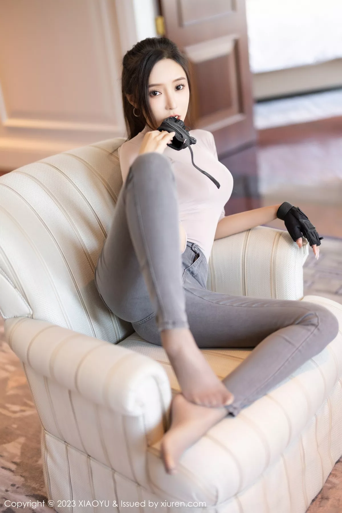秀人集.com_[XiaoYu画语界]Vol.952_女神王馨瑶yanni户外浅灰收身上衣配牛仔裤秀完美身材诱惑写真86P