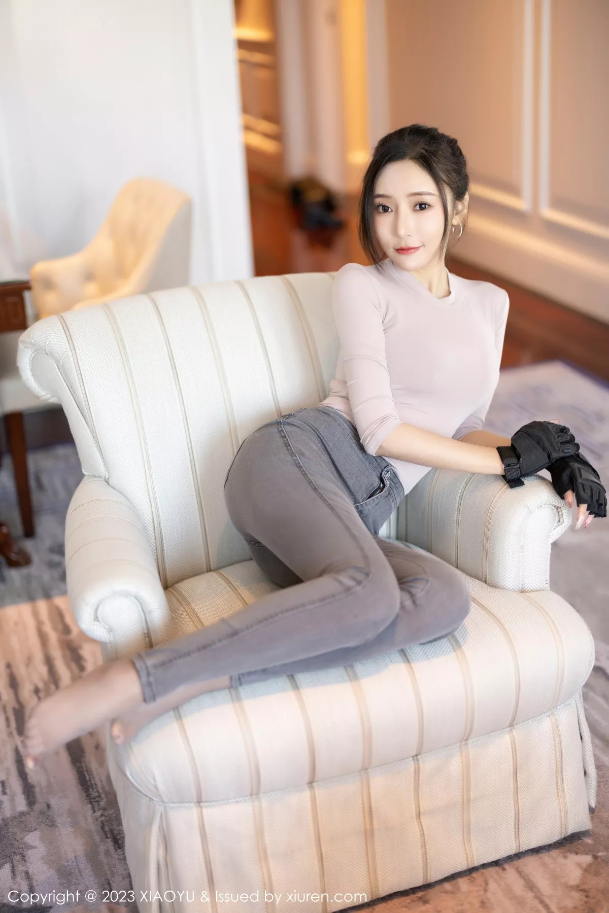 秀人集.com_[XiaoYu画语界]Vol.952_女神王馨瑶yanni户外浅灰收身上衣配牛仔裤秀完美身材诱惑写真86P