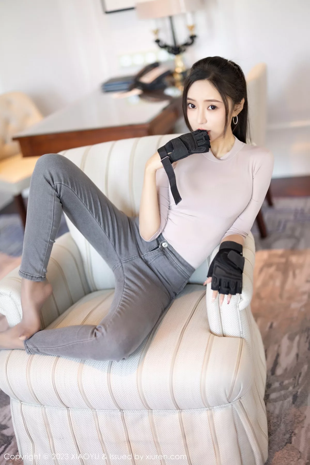 秀人集.com_[XiaoYu画语界]Vol.952_女神王馨瑶yanni户外浅灰收身上衣配牛仔裤秀完美身材诱惑写真86P