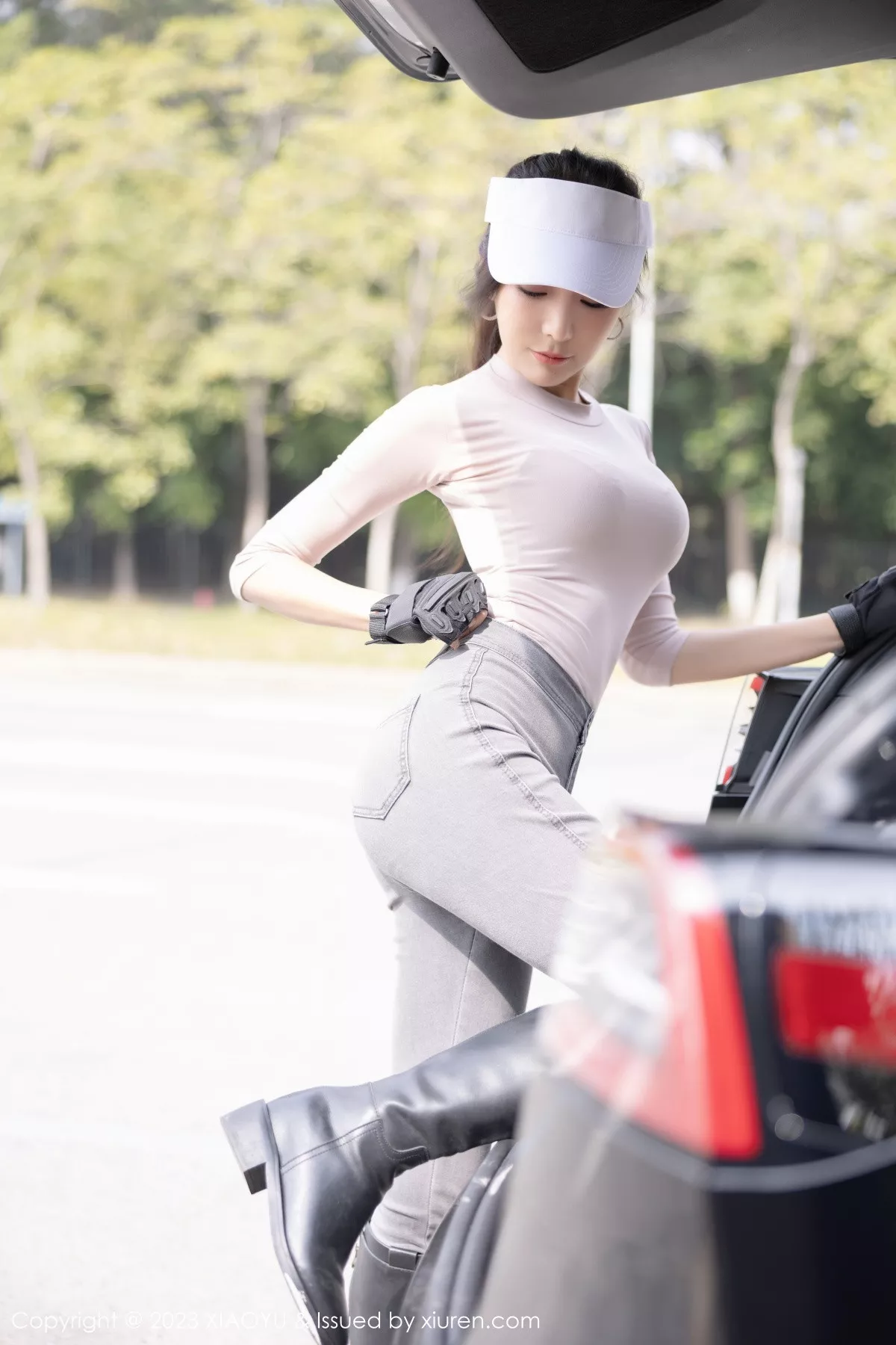 秀人集.com_[XiaoYu画语界]Vol.952_女神王馨瑶yanni户外浅灰收身上衣配牛仔裤秀完美身材诱惑写真86P