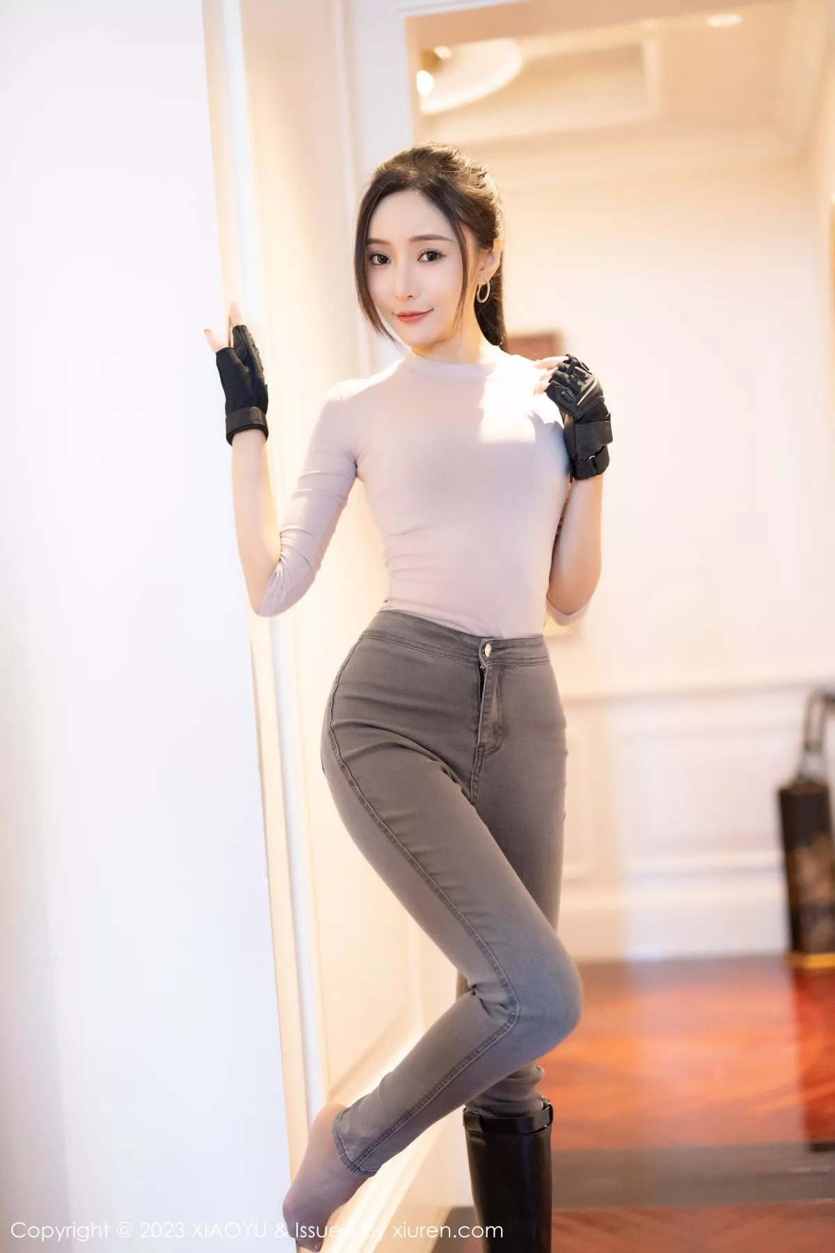 秀人集.com_[XiaoYu画语界]Vol.952_女神王馨瑶yanni户外浅灰收身上衣配牛仔裤秀完美身材诱惑写真86P
