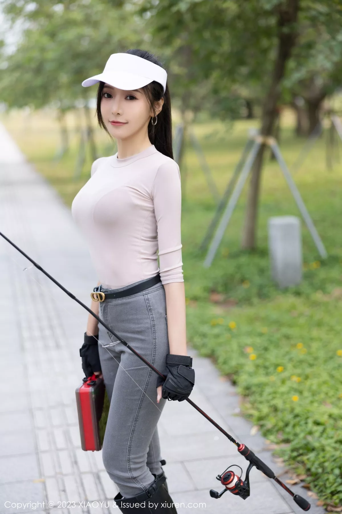 秀人集.com_[XiaoYu画语界]Vol.952_女神王馨瑶yanni户外浅灰收身上衣配牛仔裤秀完美身材诱惑写真86P