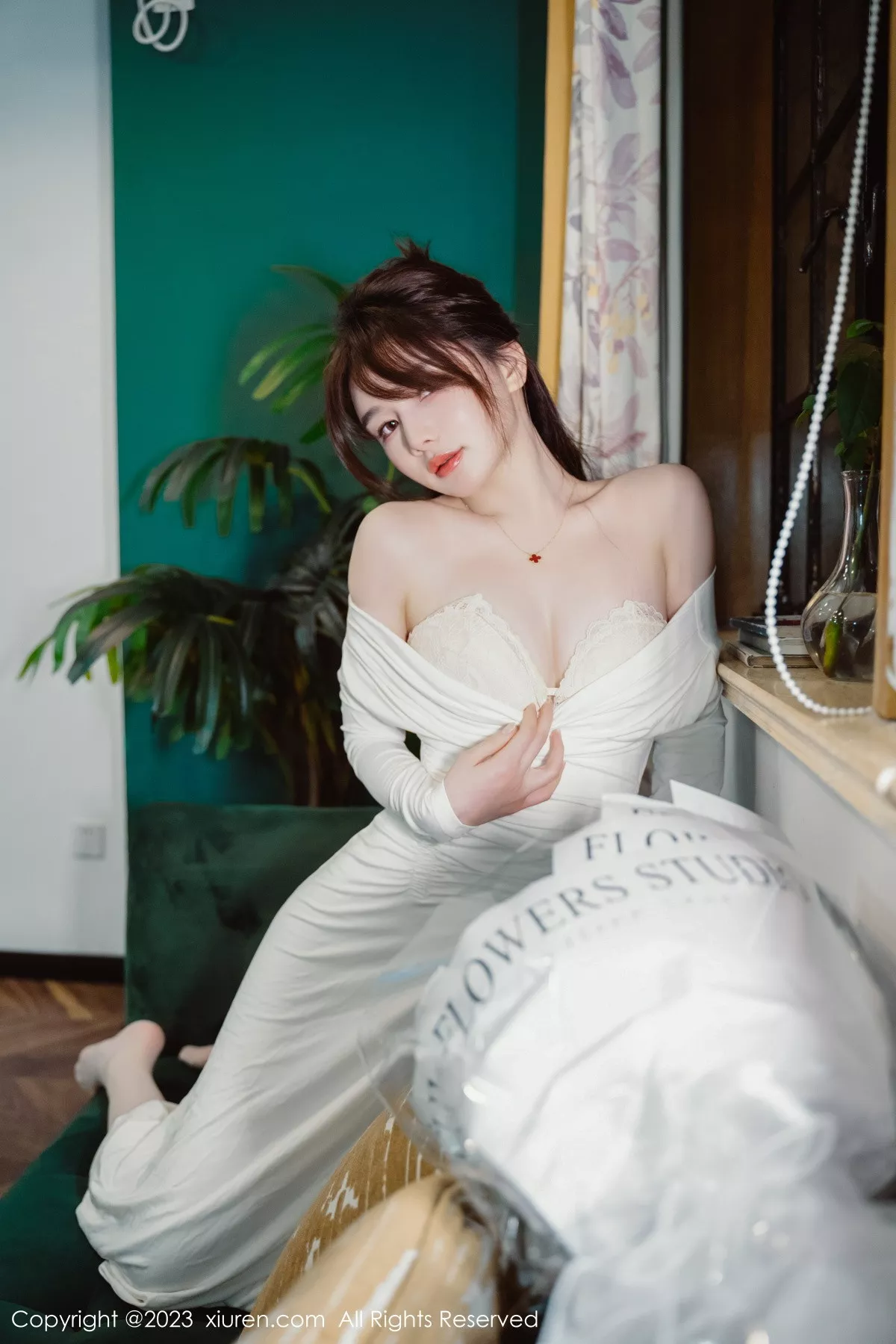 秀人集.com_[XiuRen秀人网]No.6182_模特婠婠么脱白色连衣长裙露蕾丝内衣配开档白丝迷人诱惑写真79P