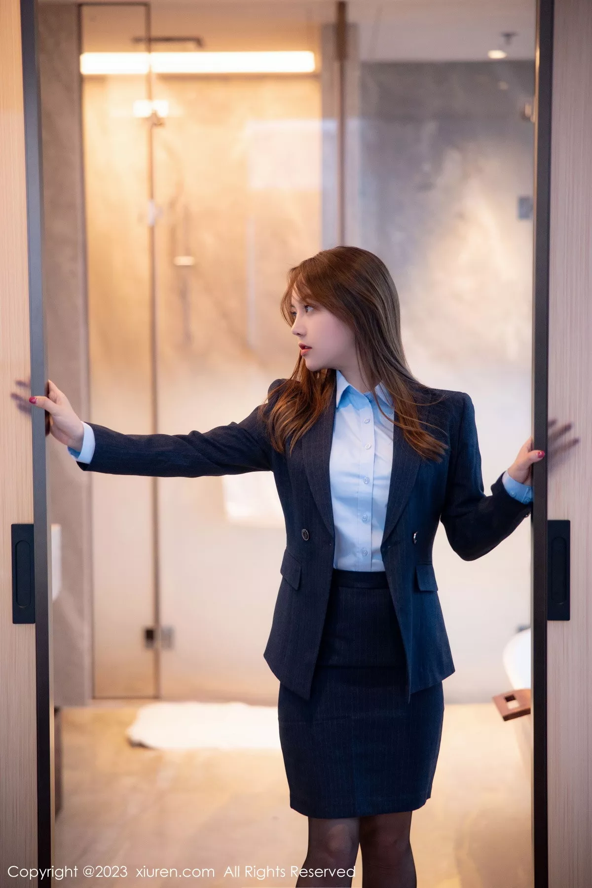 秀人集.com_[XiuRen秀人网]No.6190_模特豆瓣酱OL装扮深蓝色西服半脱露粉色蕾丝内衣丰满诱惑写真78P