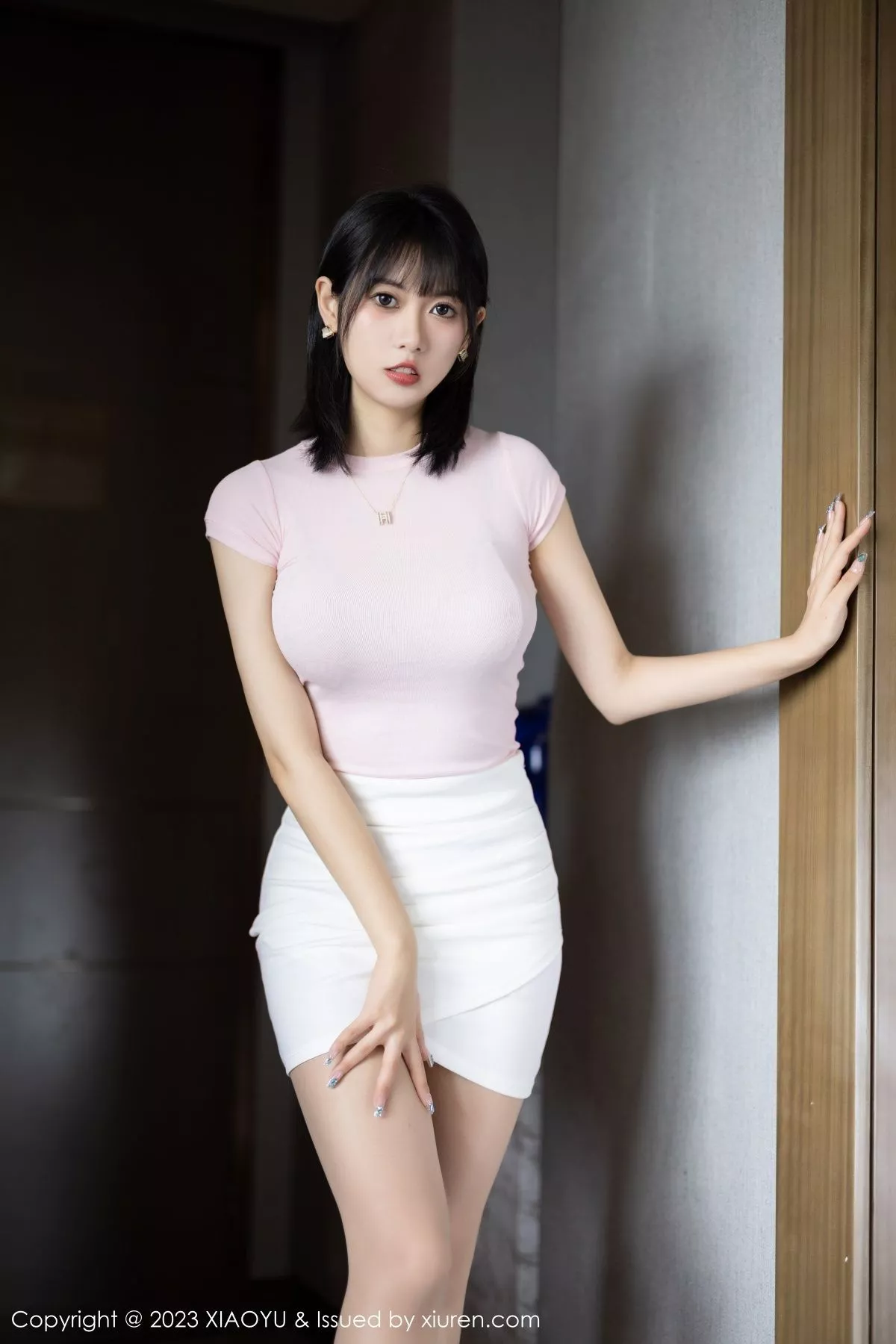 秀人集.com_[XiaoYu画语界]Vol.954_模特林子遥粉色收身上衣配白短裙露灰色蕾丝内衣迷人诱惑写真72P