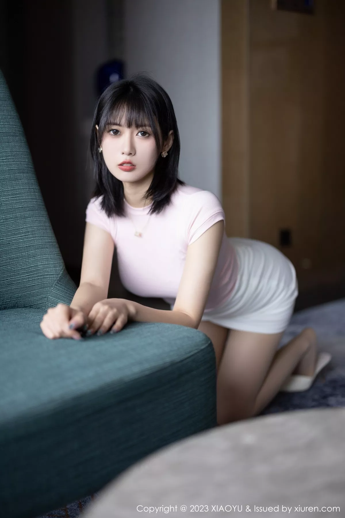 秀人集.com_[XiaoYu画语界]Vol.954_模特林子遥粉色收身上衣配白短裙露灰色蕾丝内衣迷人诱惑写真72P