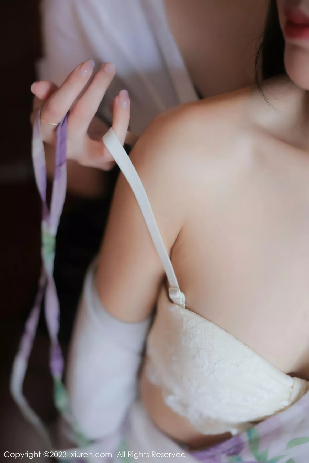 秀人集.com_[XiuRen秀人网]No.6279_新人模特星子柒kiki组合拍摄半脱露白色内衣配原色丝袜性感写真111P