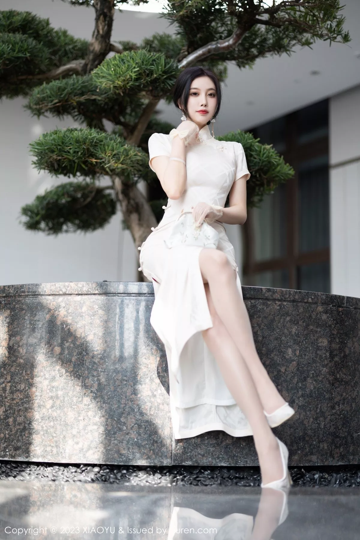 秀人集.com_[XiaoYu画语界]Vol.978_女神杨晨晨Yome性感白色典雅旗袍配白丝袜秀丰腴身材诱惑写真85P