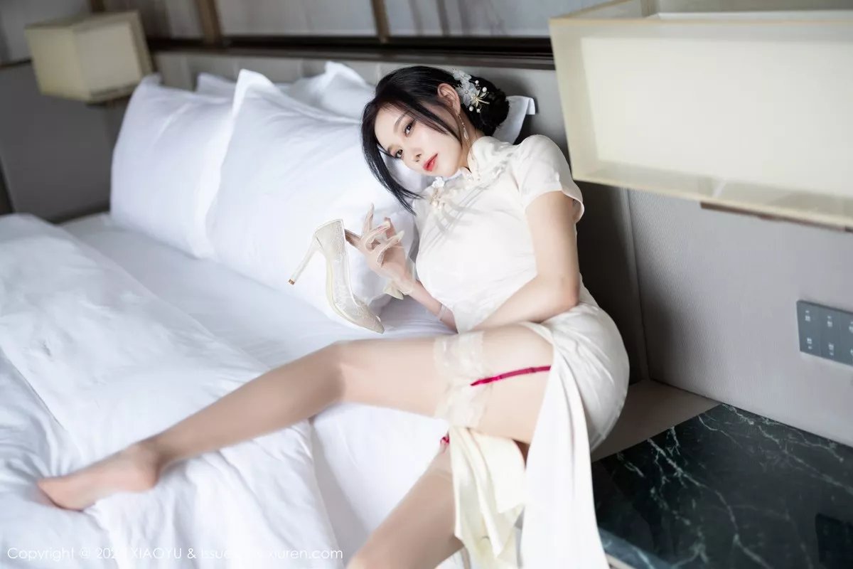 秀人集.com_[XiaoYu画语界]Vol.978_女神杨晨晨Yome性感白色典雅旗袍配白丝袜秀丰腴身材诱惑写真85P