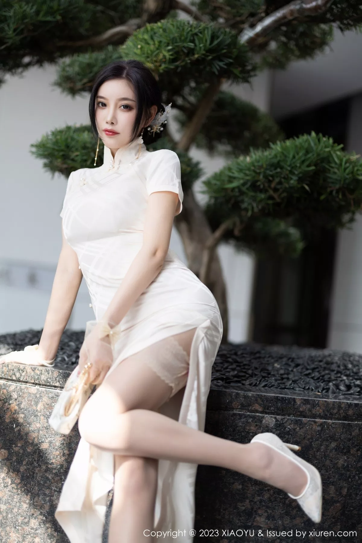 秀人集.com_[XiaoYu画语界]Vol.978_女神杨晨晨Yome性感白色典雅旗袍配白丝袜秀丰腴身材诱惑写真85P