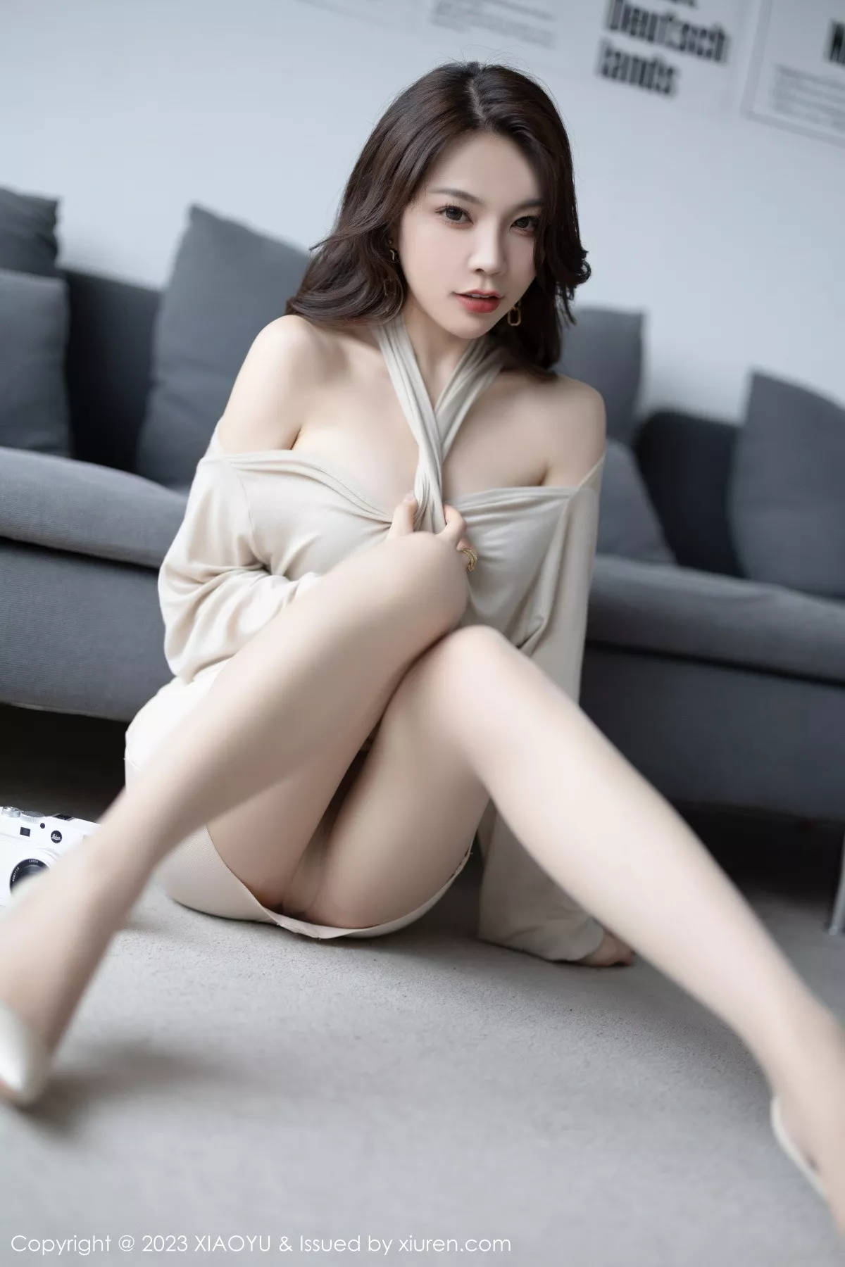 秀人集.com_[XiaoYu画语界]Vol.969_女神徐莉芝Booty脱浅色上衣露性感蓝色内衣配超薄肉丝诱惑写真82P