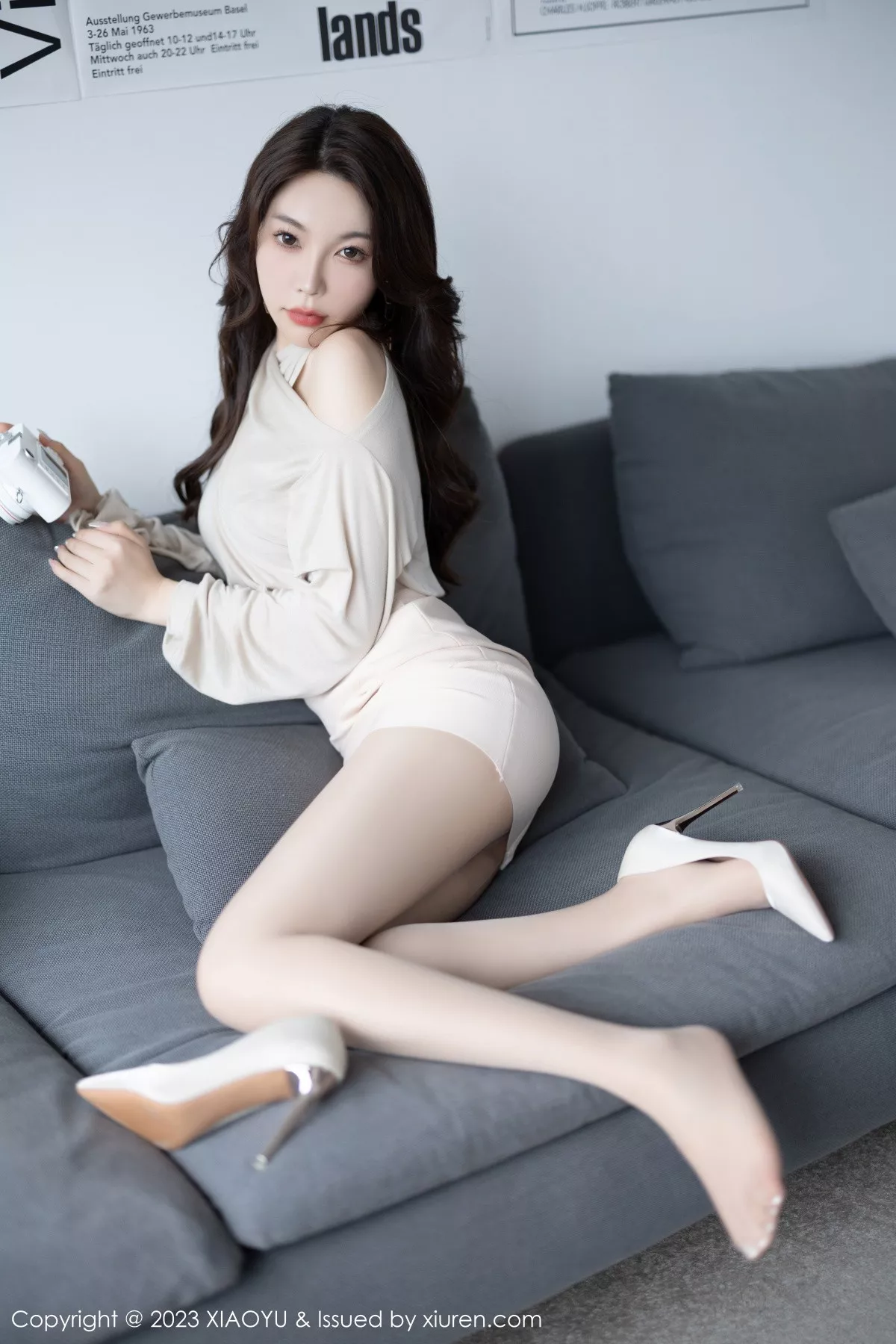 秀人集.com_[XiaoYu画语界]Vol.969_女神徐莉芝Booty脱浅色上衣露性感蓝色内衣配超薄肉丝诱惑写真82P