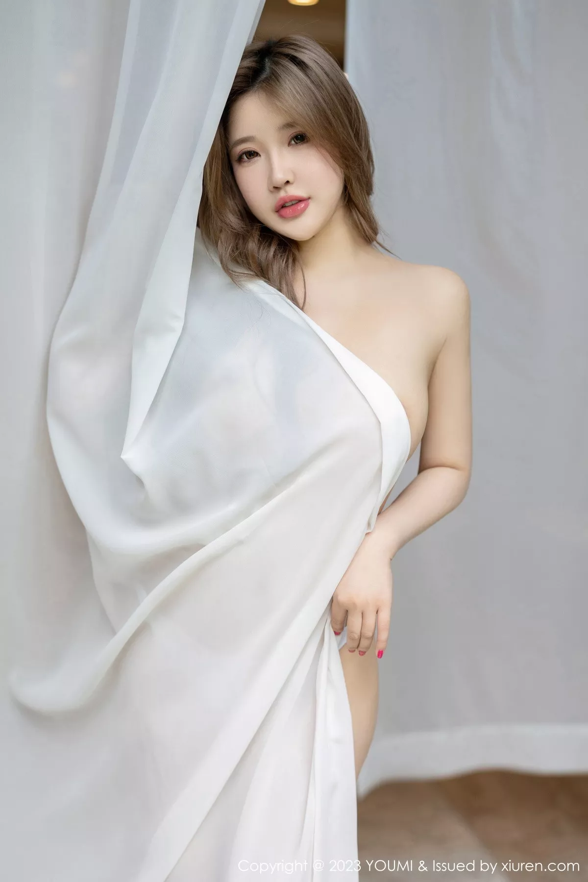 秀人集.com_[YouMi尤蜜荟]Vol.904_模特小海臀Rena三亚旅拍白色轻透薄纱连衣裙秀浑圆翘臀诱惑写真45P