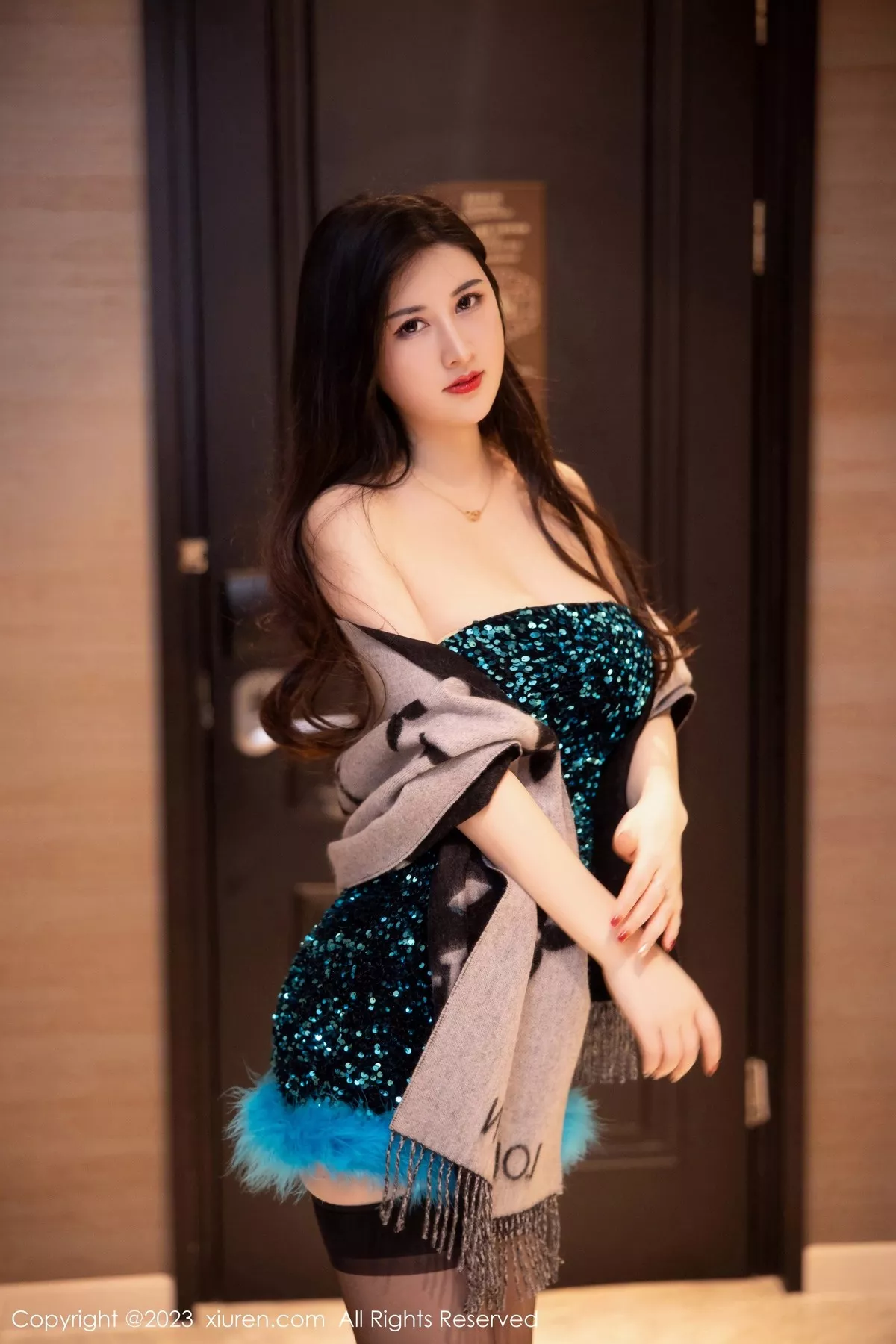 秀人集.com_[XiuRen秀人网]No.6384_模特诗诗kiki性感蓝黑露肩连衣短裙露黑色蕾丝内衣惹火诱惑写真86P