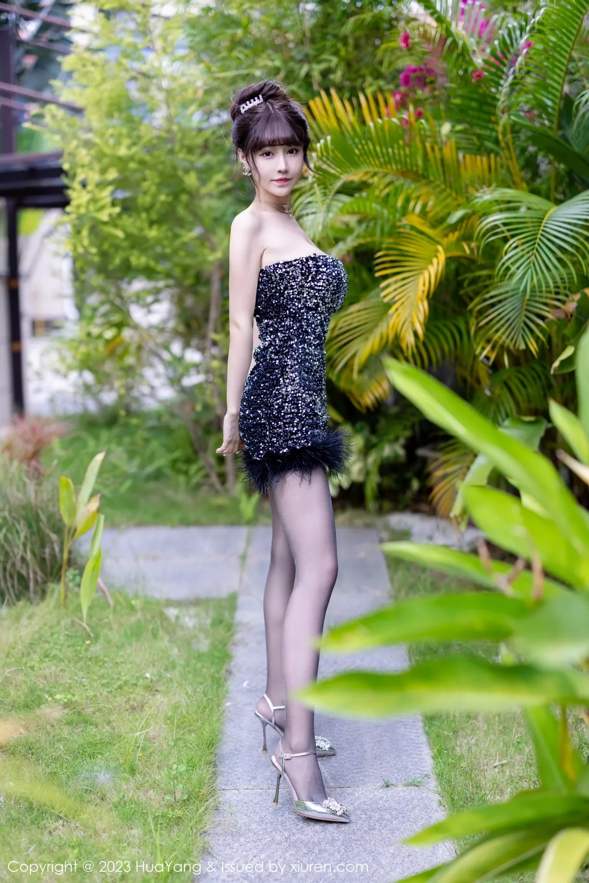秀人集.com_[HuaYang花漾]Vol.528_女神朱可儿Flora三亚旅拍深色露肩连衣短裙配超薄黑丝诱惑写真61P