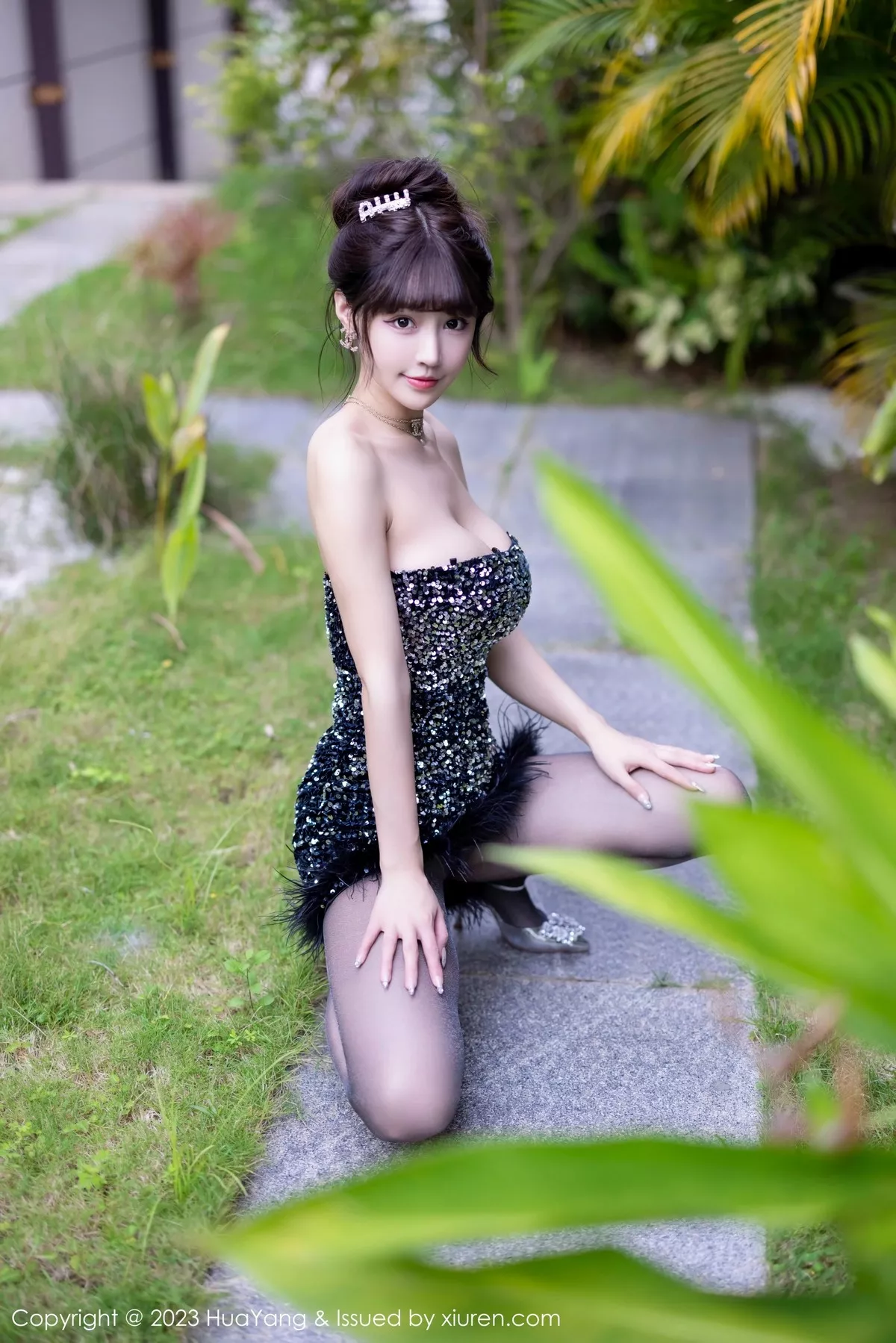 秀人集.com_[HuaYang花漾]Vol.528_女神朱可儿Flora三亚旅拍深色露肩连衣短裙配超薄黑丝诱惑写真61P
