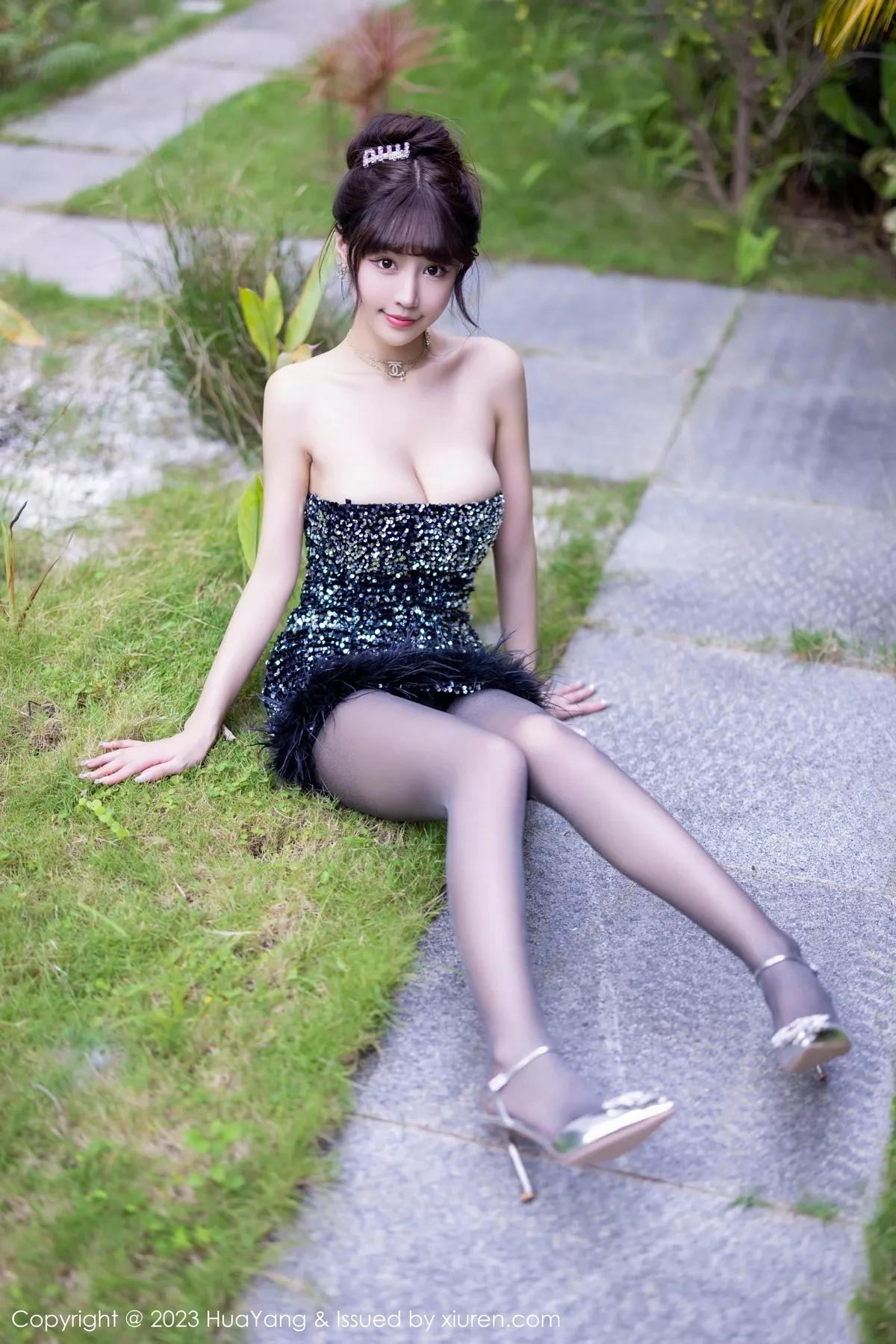 秀人集.com_[HuaYang花漾]Vol.528_女神朱可儿Flora三亚旅拍深色露肩连衣短裙配超薄黑丝诱惑写真61P