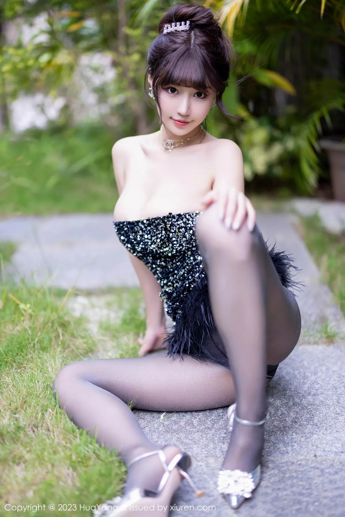 秀人集.com_[HuaYang花漾]Vol.528_女神朱可儿Flora三亚旅拍深色露肩连衣短裙配超薄黑丝诱惑写真61P