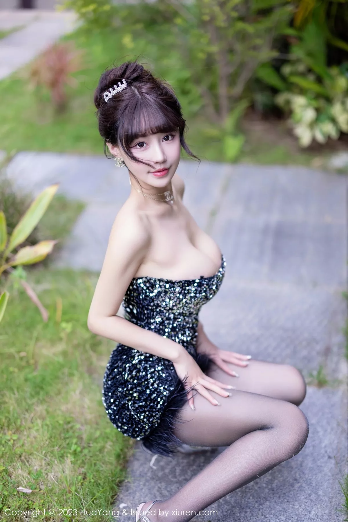 秀人集.com_[HuaYang花漾]Vol.528_女神朱可儿Flora三亚旅拍深色露肩连衣短裙配超薄黑丝诱惑写真61P