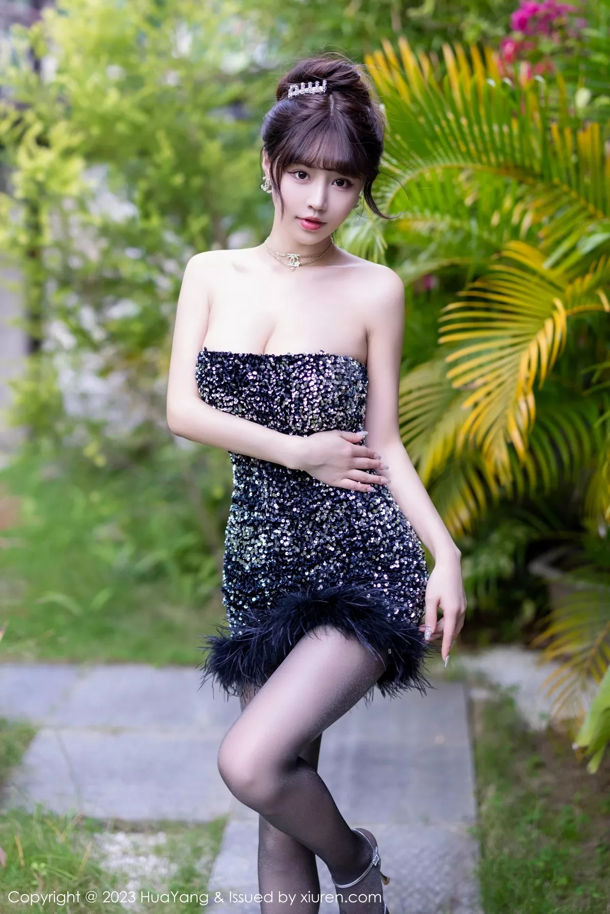秀人集.com_[HuaYang花漾]Vol.528_女神朱可儿Flora三亚旅拍深色露肩连衣短裙配超薄黑丝诱惑写真61P