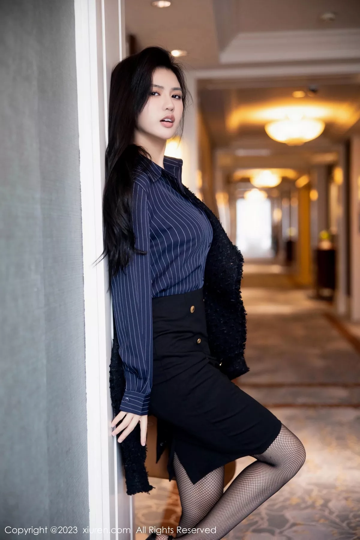 秀人集.com_[XiuRen秀人网]No.6391_模特浅浅Danny半脱深蓝色条纹T恤露黑色蕾丝内衣完美诱惑写真80P
