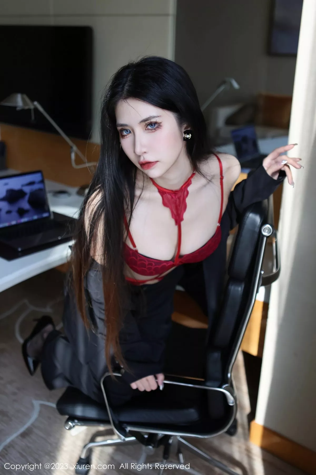 秀人集.com_[XiuRen秀人网]No.6402_新人依娜Yina脱深色西服露红色蕾丝内衣秀曼妙身姿诱惑写真112P