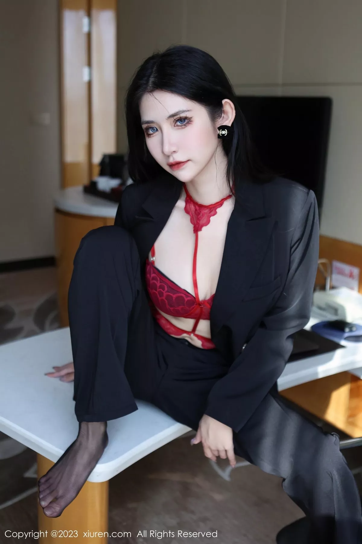 秀人集.com_[XiuRen秀人网]No.6402_新人依娜Yina脱深色西服露红色蕾丝内衣秀曼妙身姿诱惑写真112P