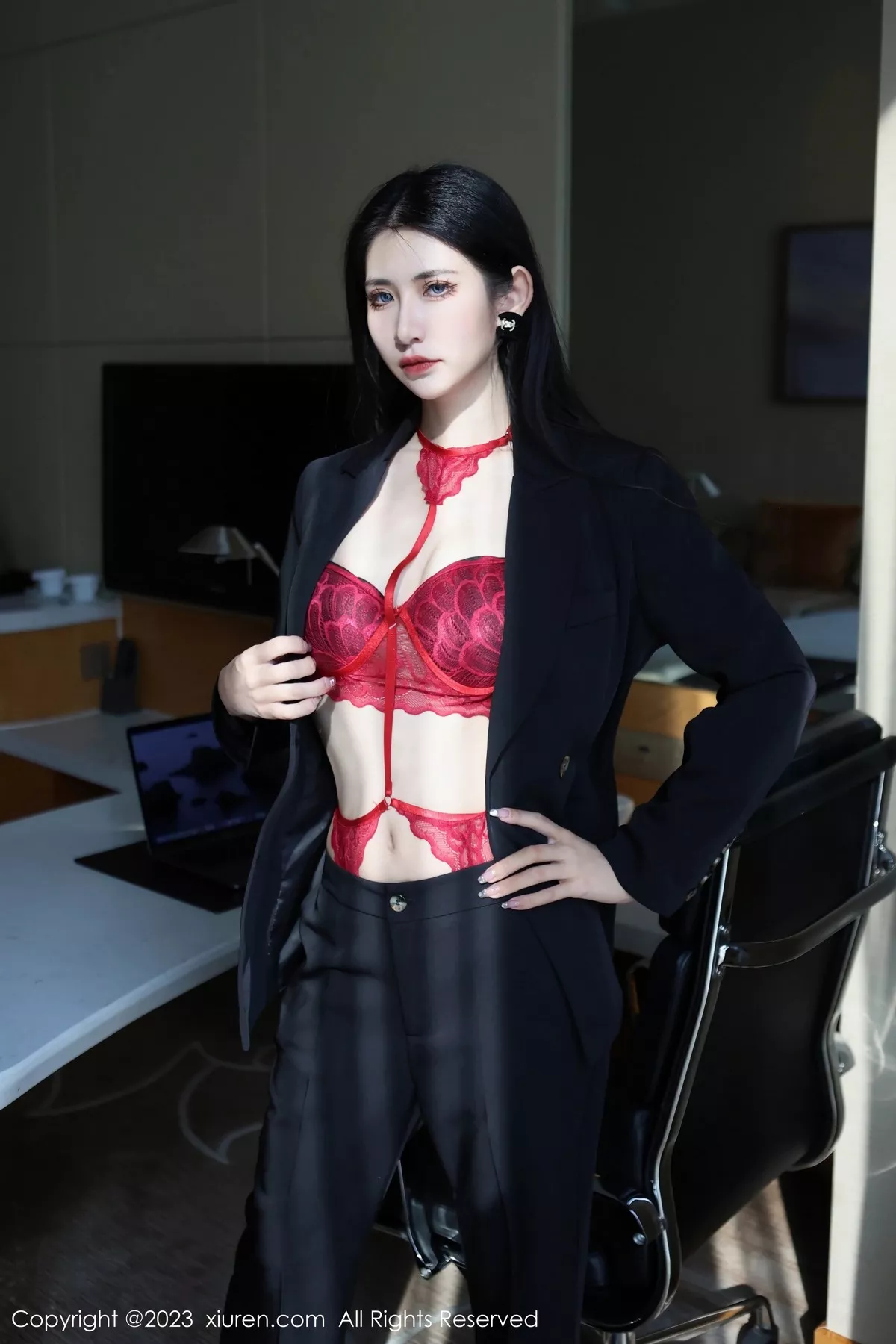 秀人集.com_[XiuRen秀人网]No.6402_新人依娜Yina脱深色西服露红色蕾丝内衣秀曼妙身姿诱惑写真112P