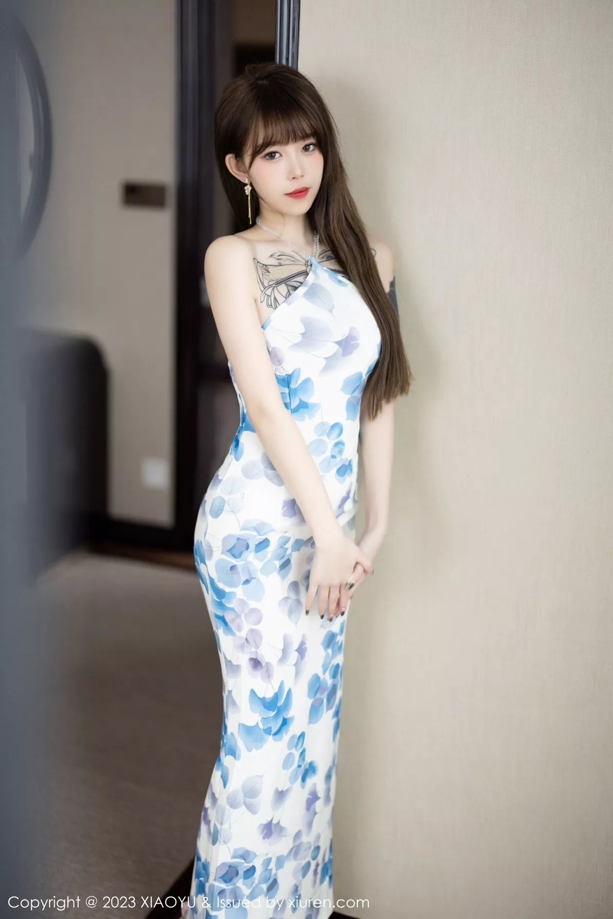 秀人集.com_[XiaoYu画语界]Vol.985_模特奶瓶性感白色图案连衣长裙配开档肉丝露浅色内衣诱惑写真84P