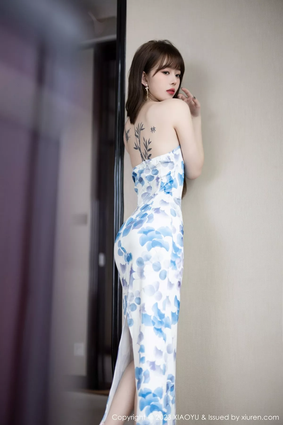 秀人集.com_[XiaoYu画语界]Vol.985_模特奶瓶性感白色图案连衣长裙配开档肉丝露浅色内衣诱惑写真84P