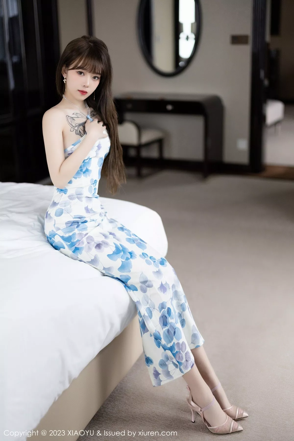 秀人集.com_[XiaoYu画语界]Vol.985_模特奶瓶性感白色图案连衣长裙配开档肉丝露浅色内衣诱惑写真84P