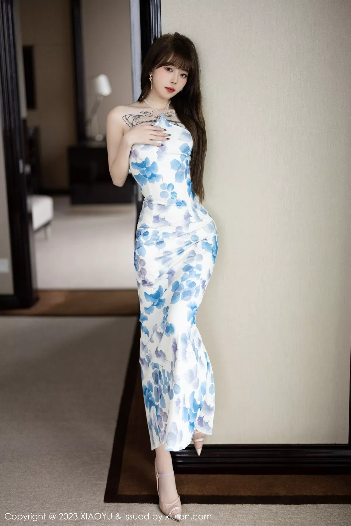 秀人集.com_[XiaoYu画语界]Vol.985_模特奶瓶性感白色图案连衣长裙配开档肉丝露浅色内衣诱惑写真84P